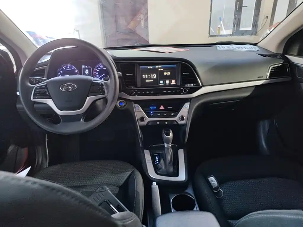 Hyundai Elantra — миниатюра 10