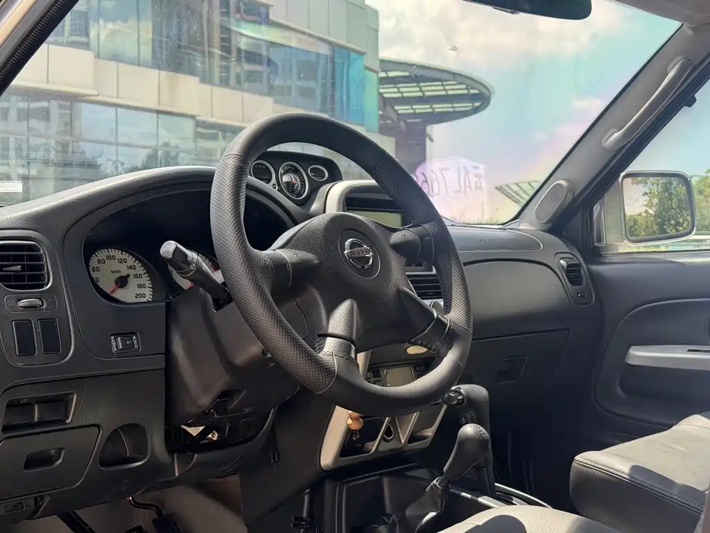 Nissan Paladin — миниатюра 6