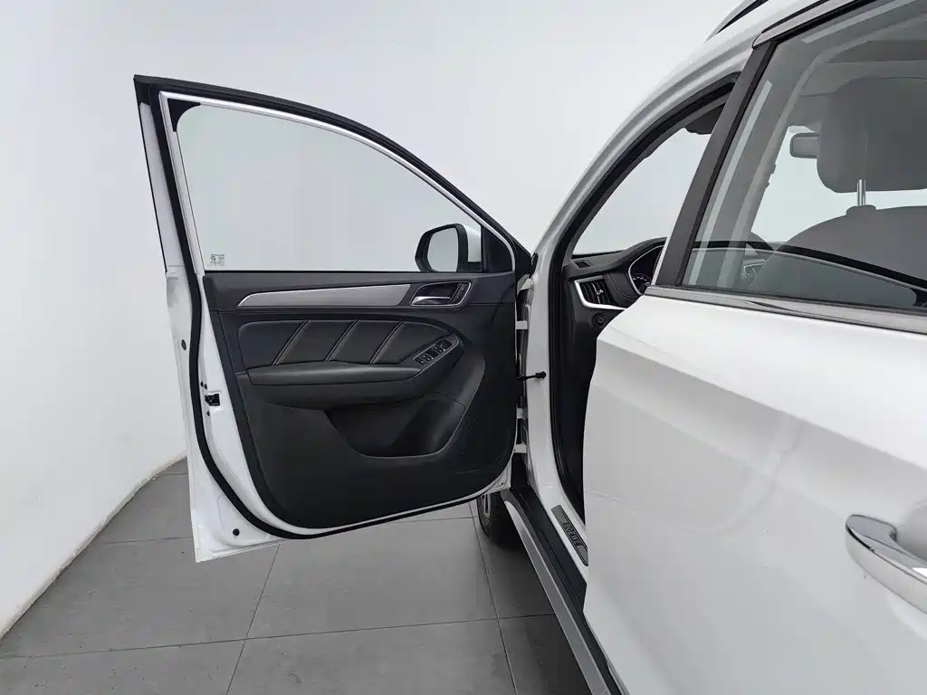 Roewe RX5 — миниатюра 8