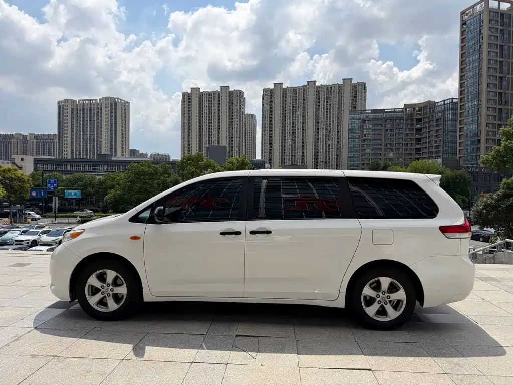 Toyota Sienna — миниатюра 7