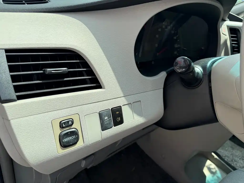 Toyota Sienna — миниатюра 17