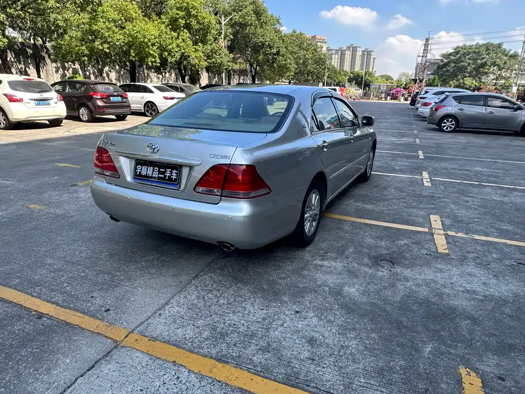 Toyota Crown — миниатюра 6