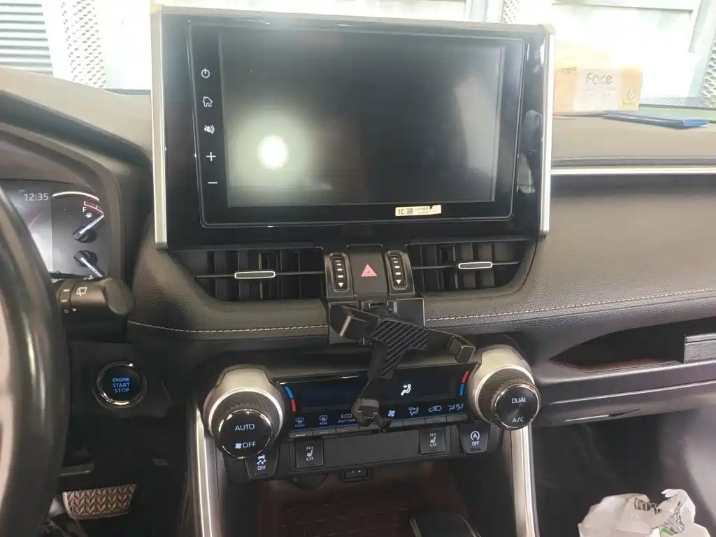 Toyota RAV4 — миниатюра 9