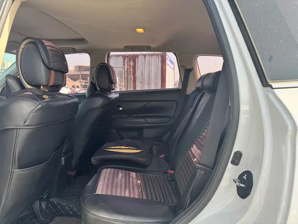 MITSUBISHI OUTLANDER