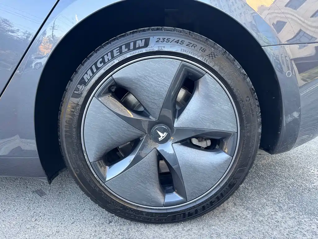 Tesla Model 3 — миниатюра 9
