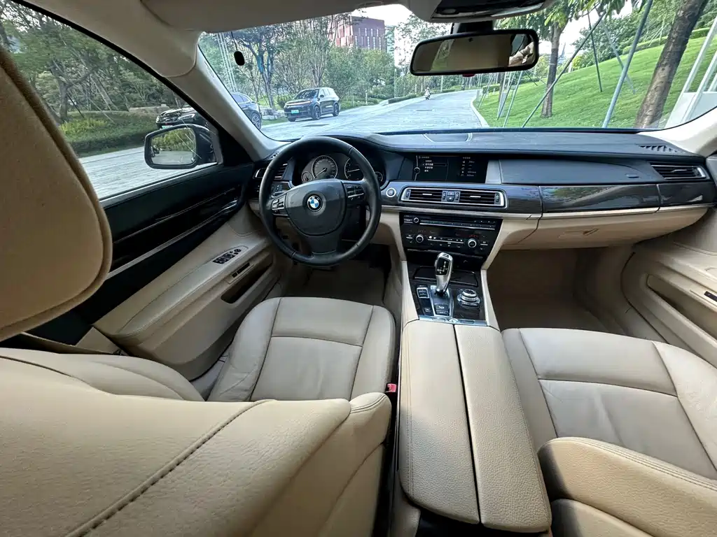 BMW 7 Series — миниатюра 17