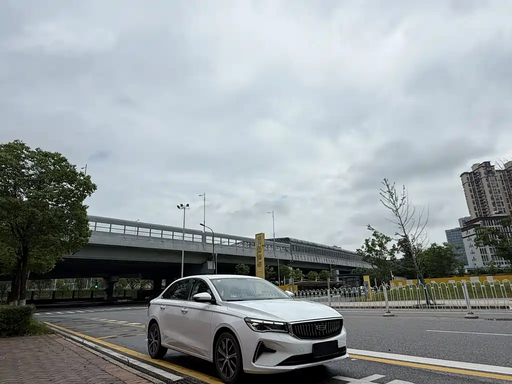 Geely Emgrand 2022 4 1.5L CVT Luxury