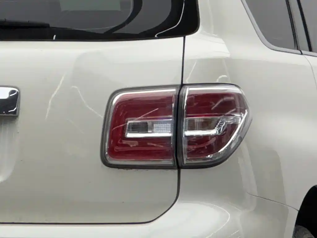 Nissan Patrol — миниатюра 6