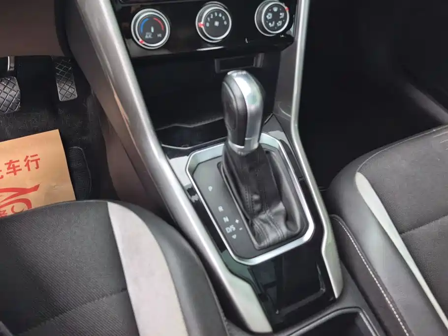 Volkswagen T-Roc — миниатюра 16