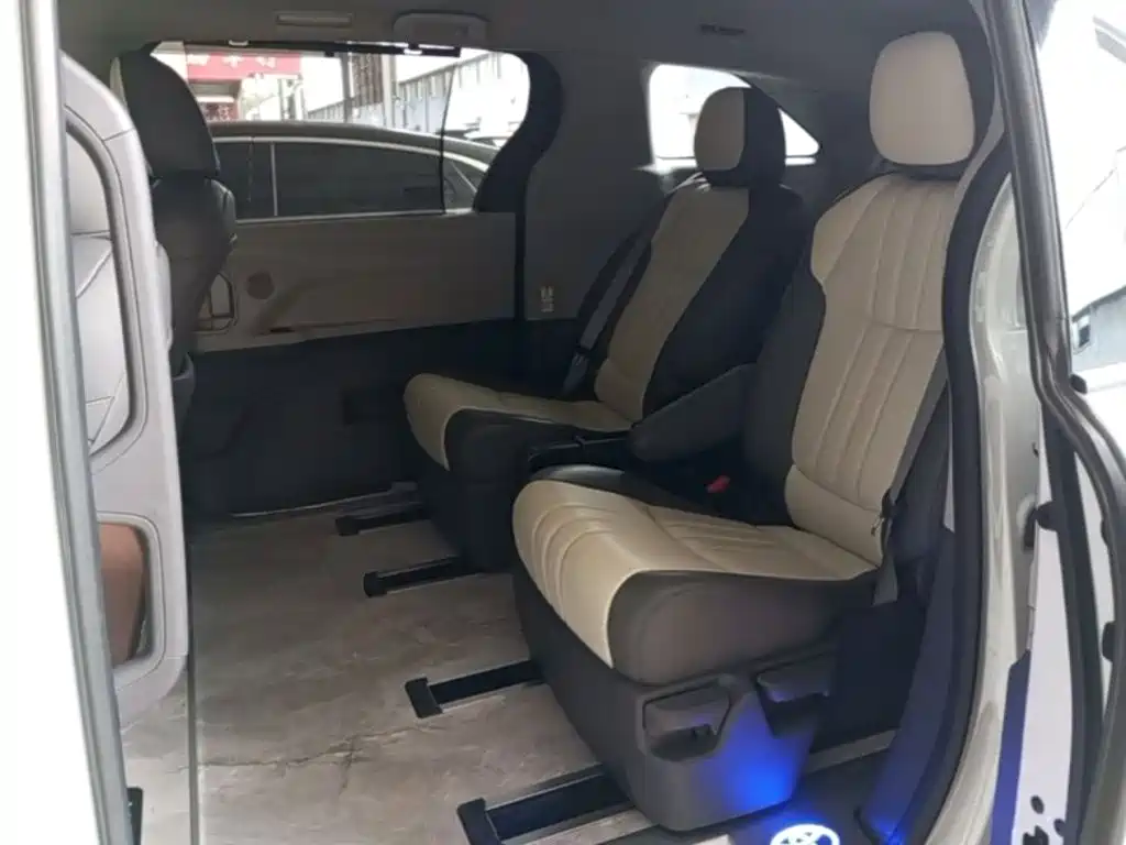 Toyota Sienna — миниатюра 17