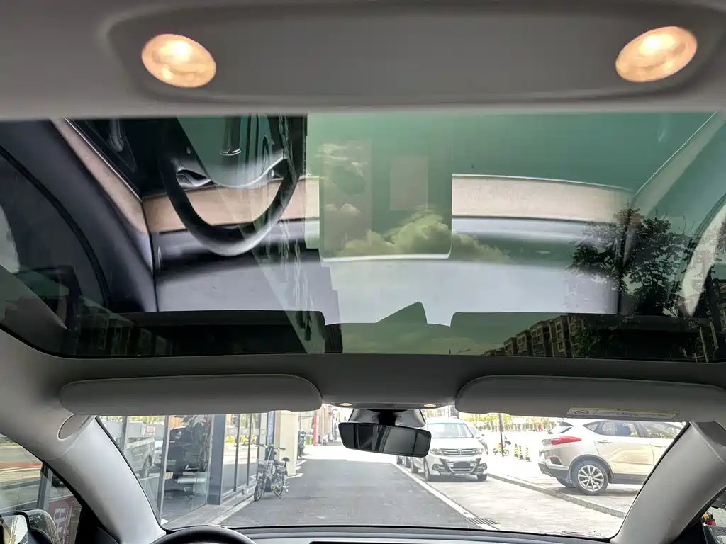 Tesla Model 3 — миниатюра 10