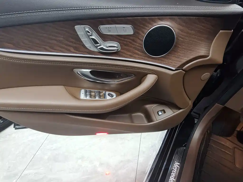 Mercedes-Benz E-Class — миниатюра 5