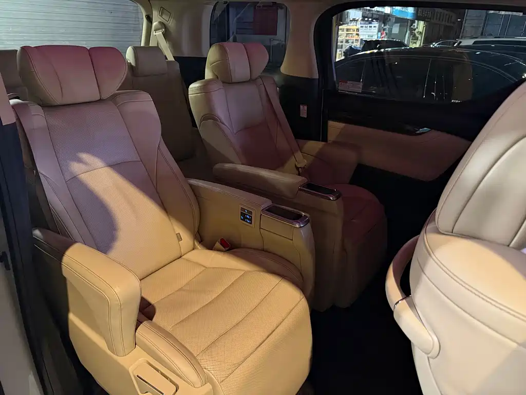 Toyota Alphard — миниатюра 7