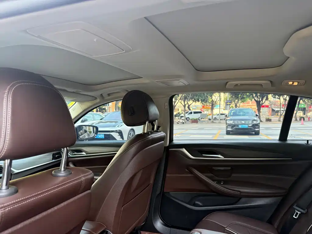 BMW 5 Series — миниатюра 14