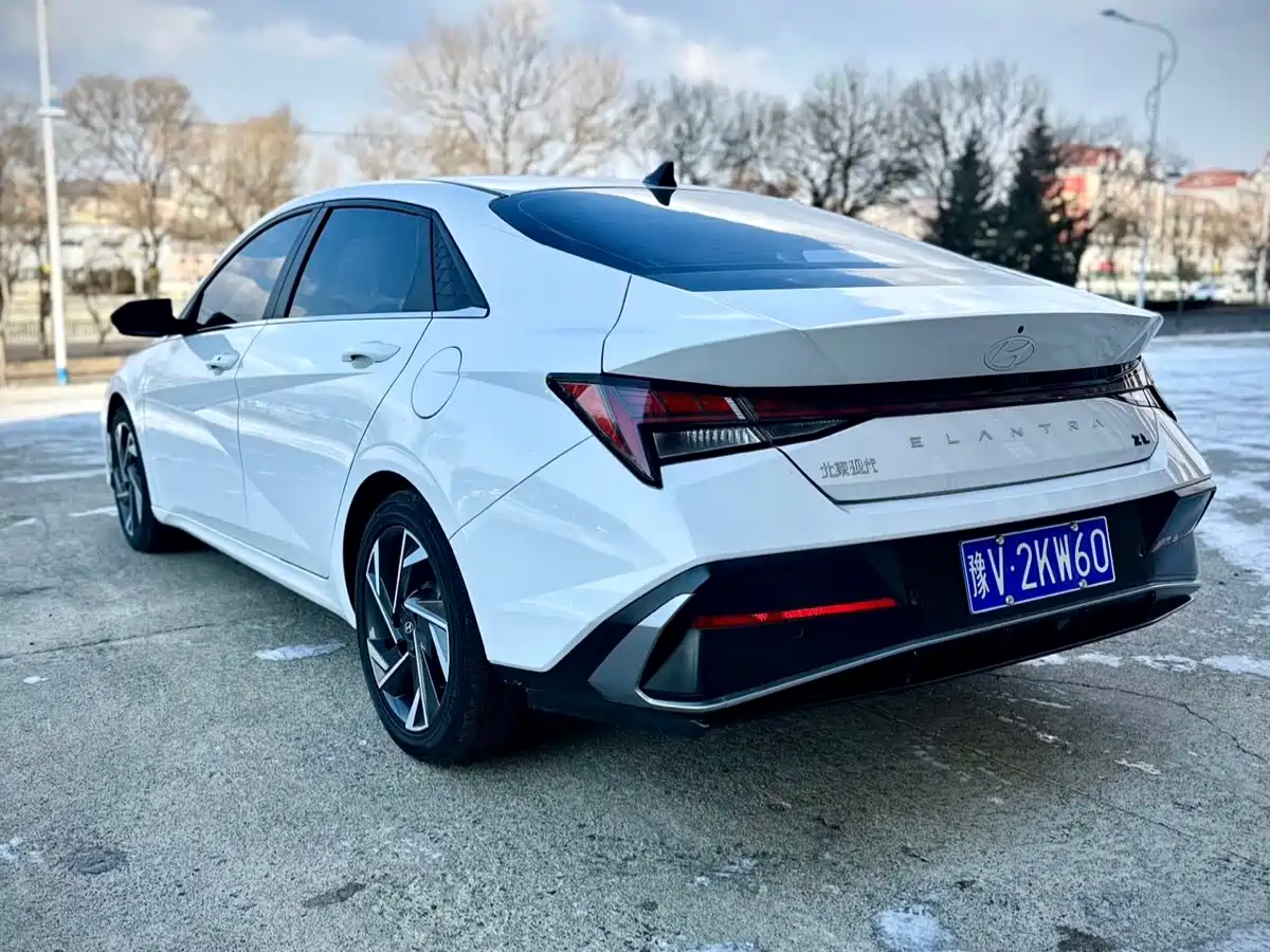 Hyundai Elantra 2023 Белый из Китая