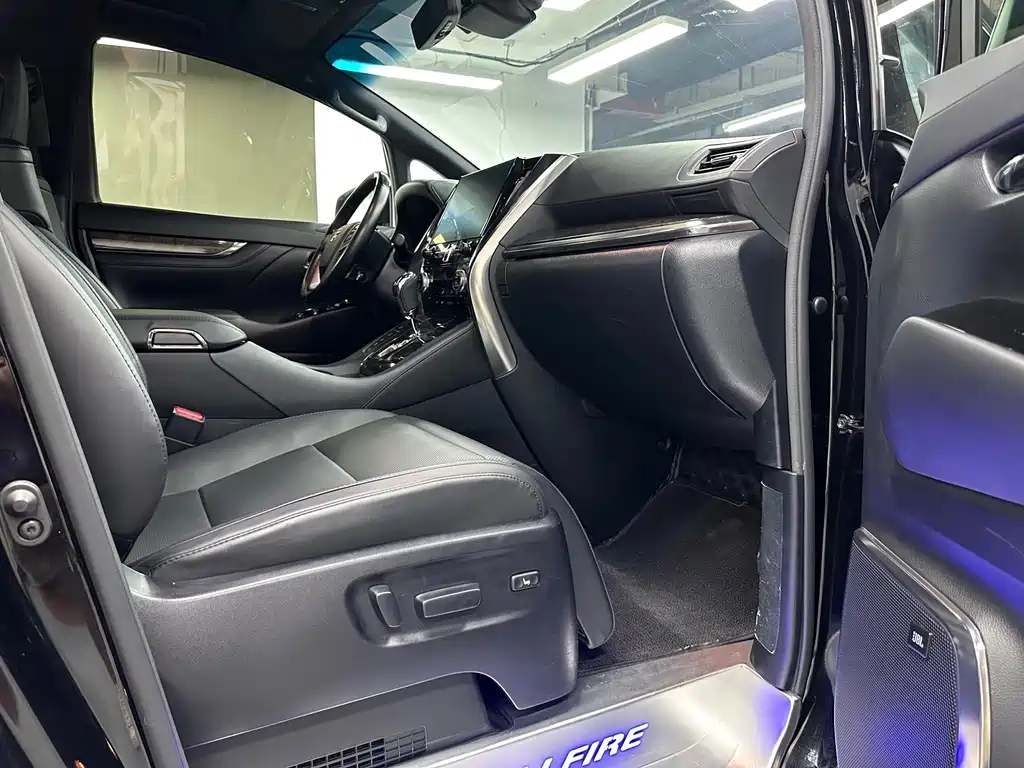 Toyota Vellfire — миниатюра 10