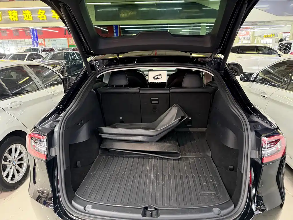 Tesla Model Y — миниатюра 10