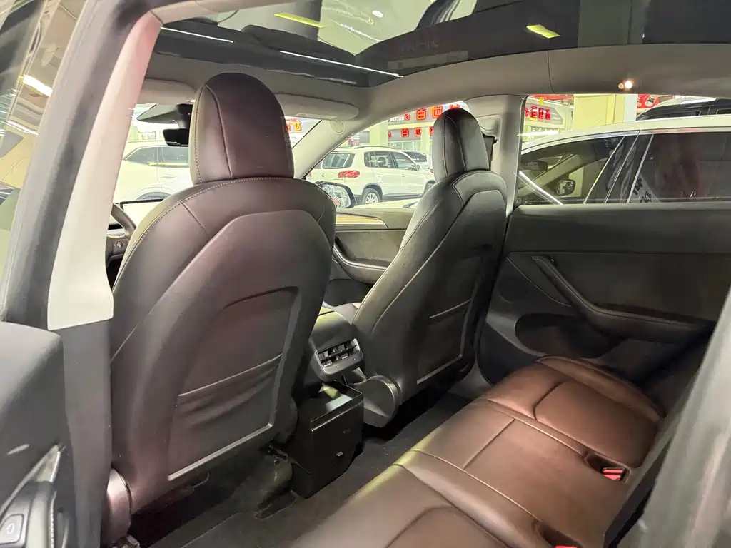 Tesla Model Y — миниатюра 8