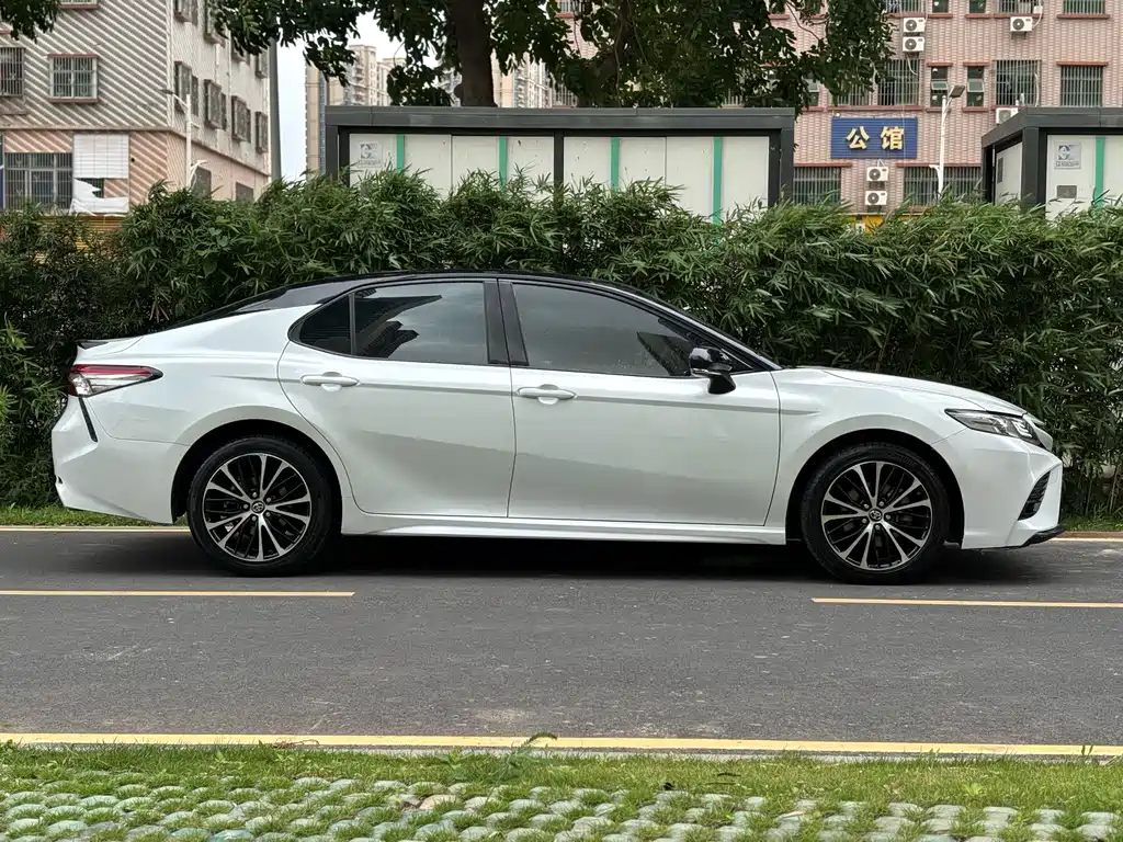 Toyota Camry — миниатюра 4