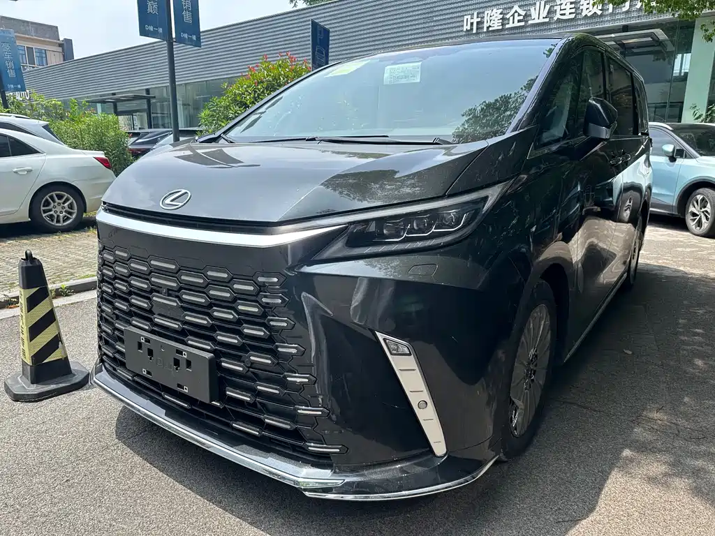 Lexus LM
