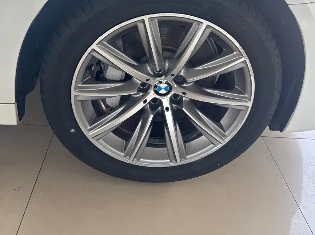 BMW 5 Series — миниатюра 4