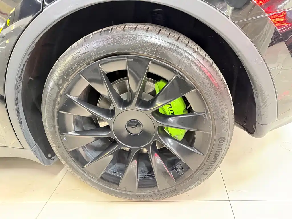 Tesla Model Y — миниатюра 12