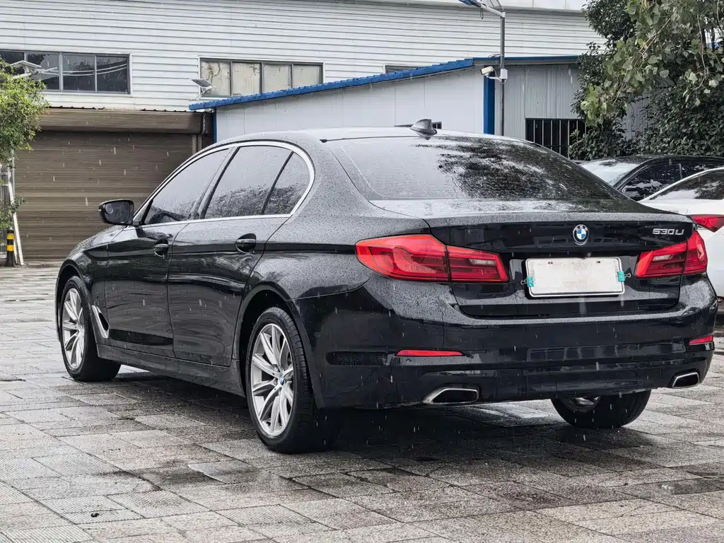 BMW 5 Series — миниатюра 9