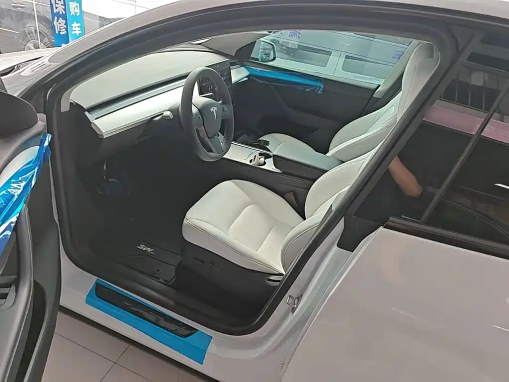 Tesla Model Y — миниатюра 15