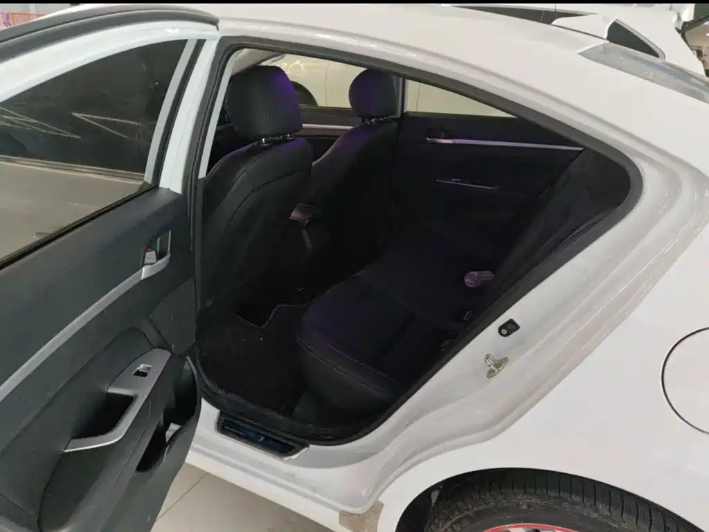 Hyundai Elantra — миниатюра 6