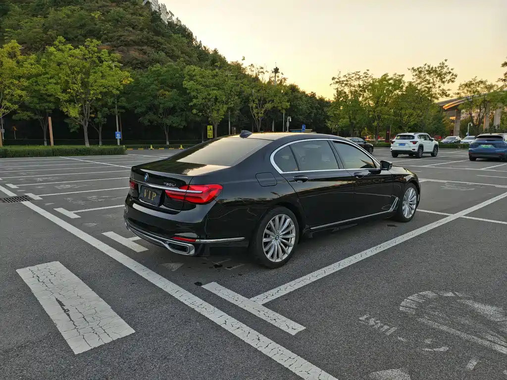 BMW 7 Series — миниатюра 9