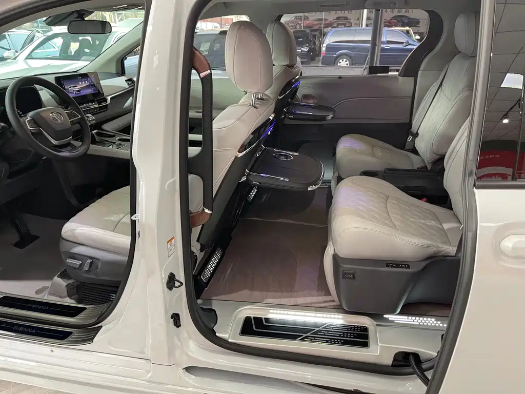 Toyota Sienna — миниатюра 5