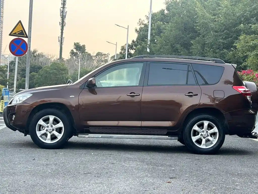 Toyota RAV4 — миниатюра 7