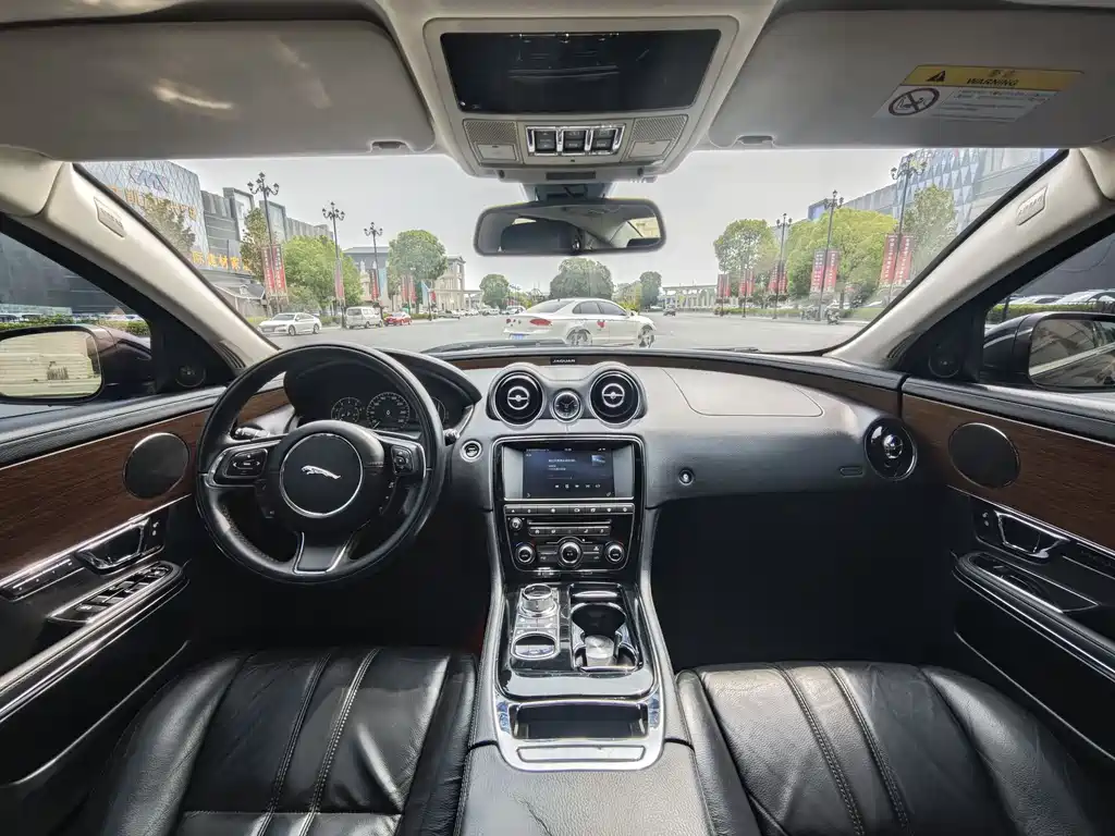 JAGUAR  XJ