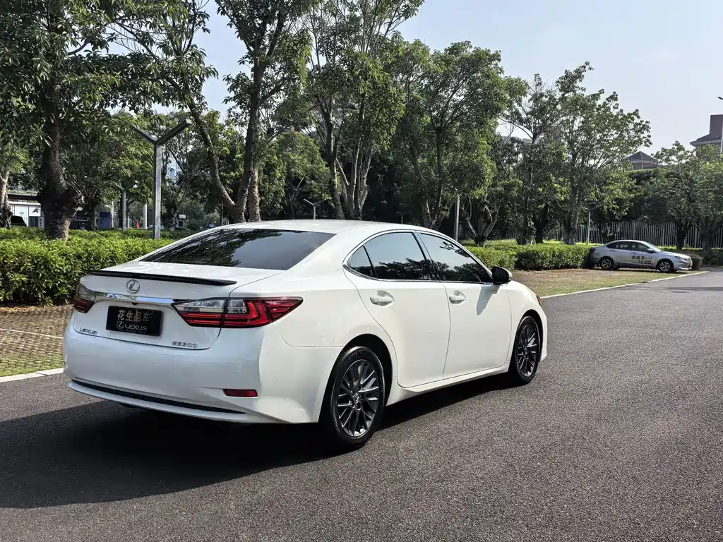 Lexus ES — миниатюра 4