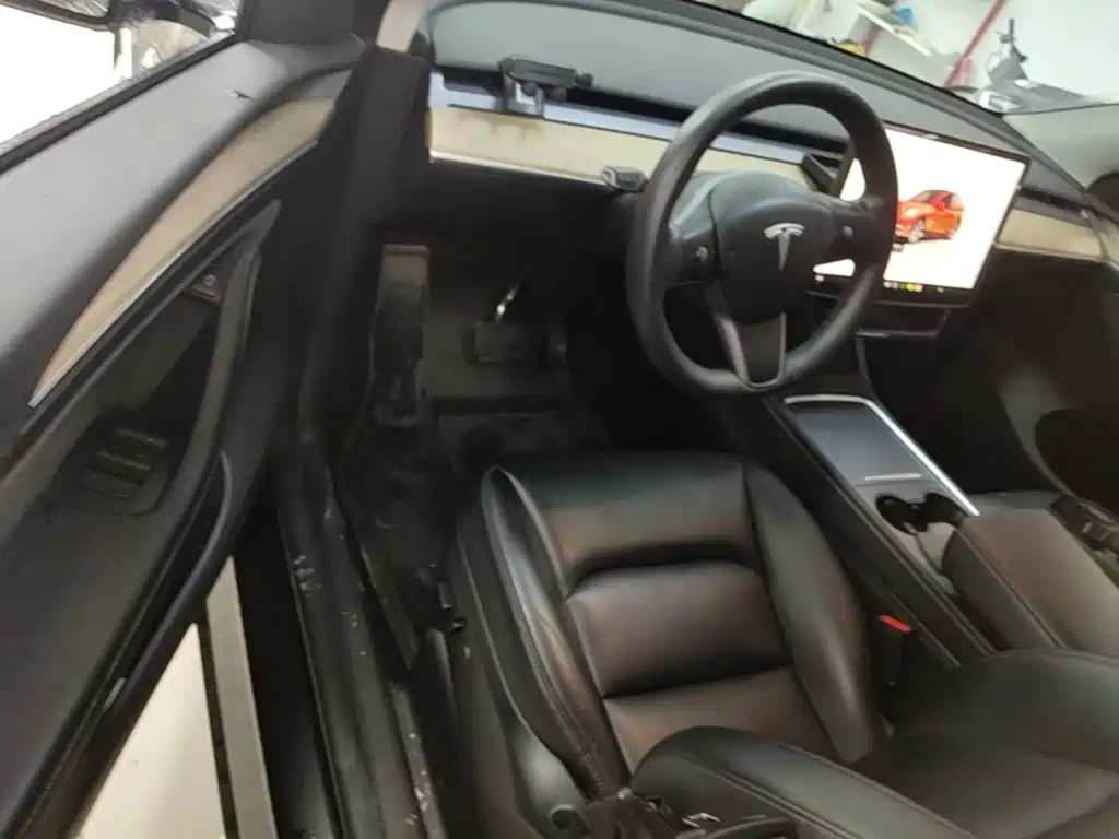 Tesla Model Y — миниатюра 16