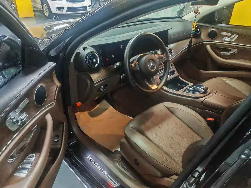 Mercedes-Benz E-Class — миниатюра 8
