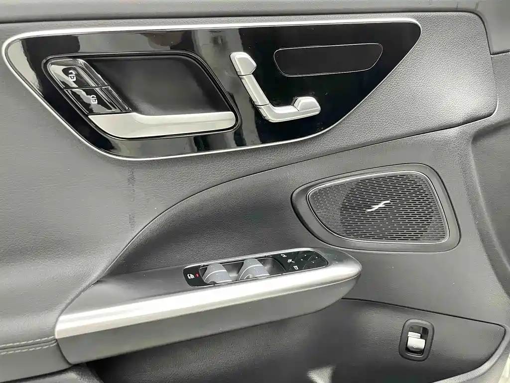 Mercedes-Benz C-Class — миниатюра 13