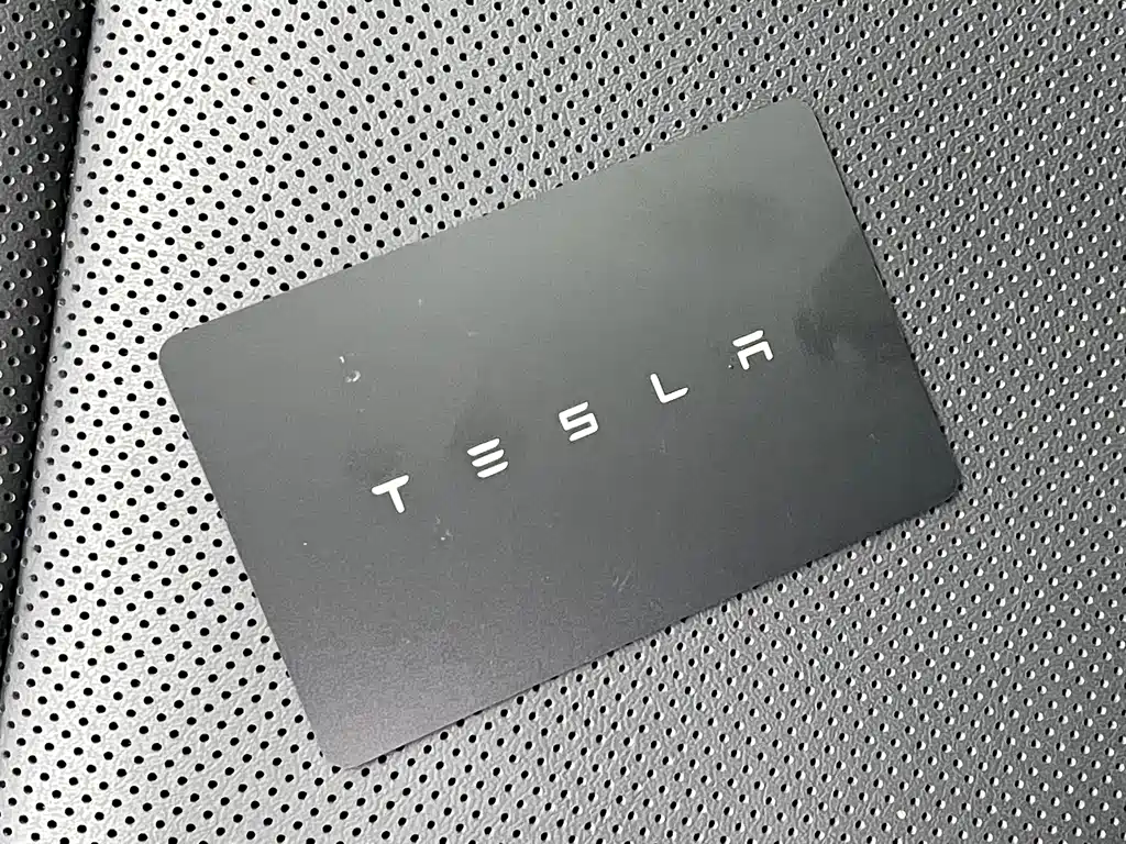 Tesla Model Y — миниатюра 15