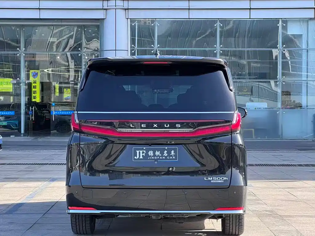 LEXUS LM