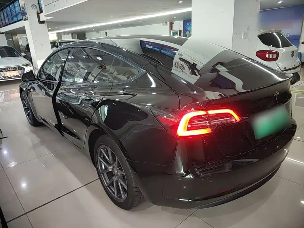 Tesla Model 3 — миниатюра 5