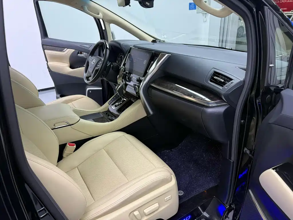 Toyota Alphard — миниатюра 2