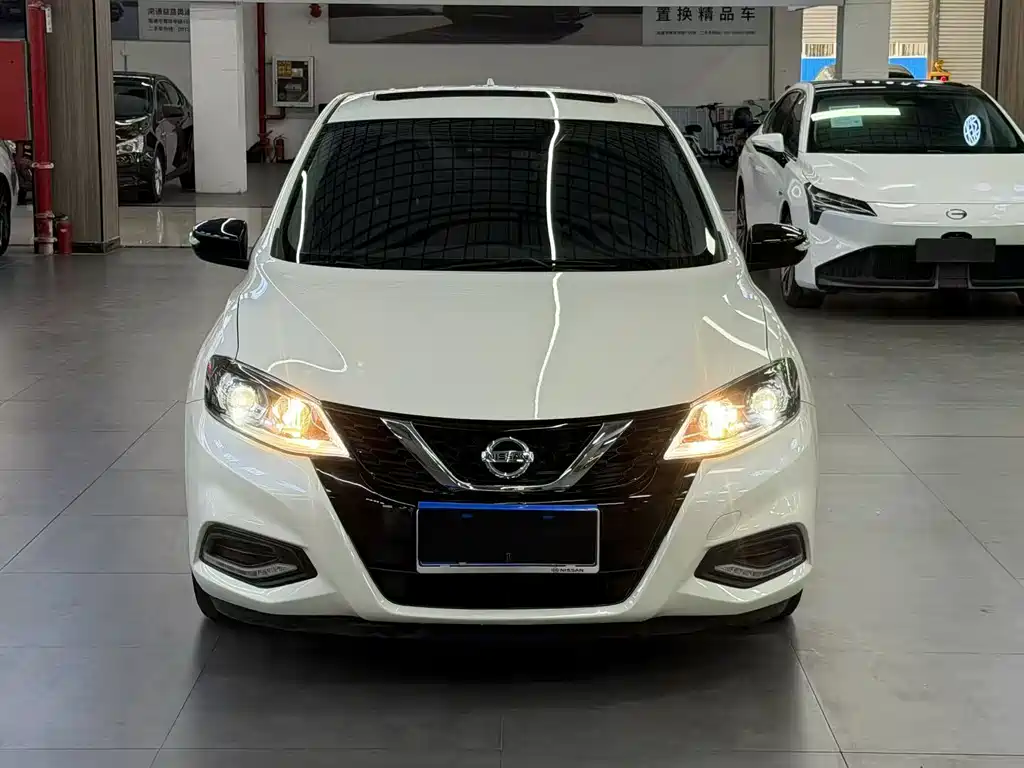 NISSAN TIIDA