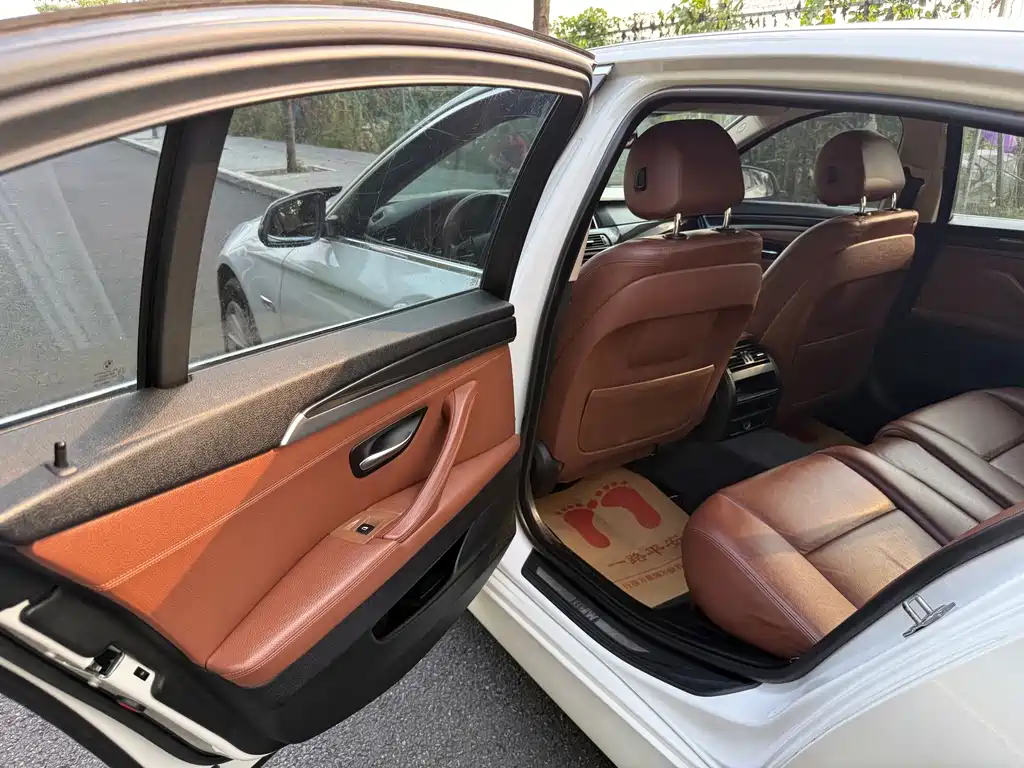 BMW 5 Series — миниатюра 8