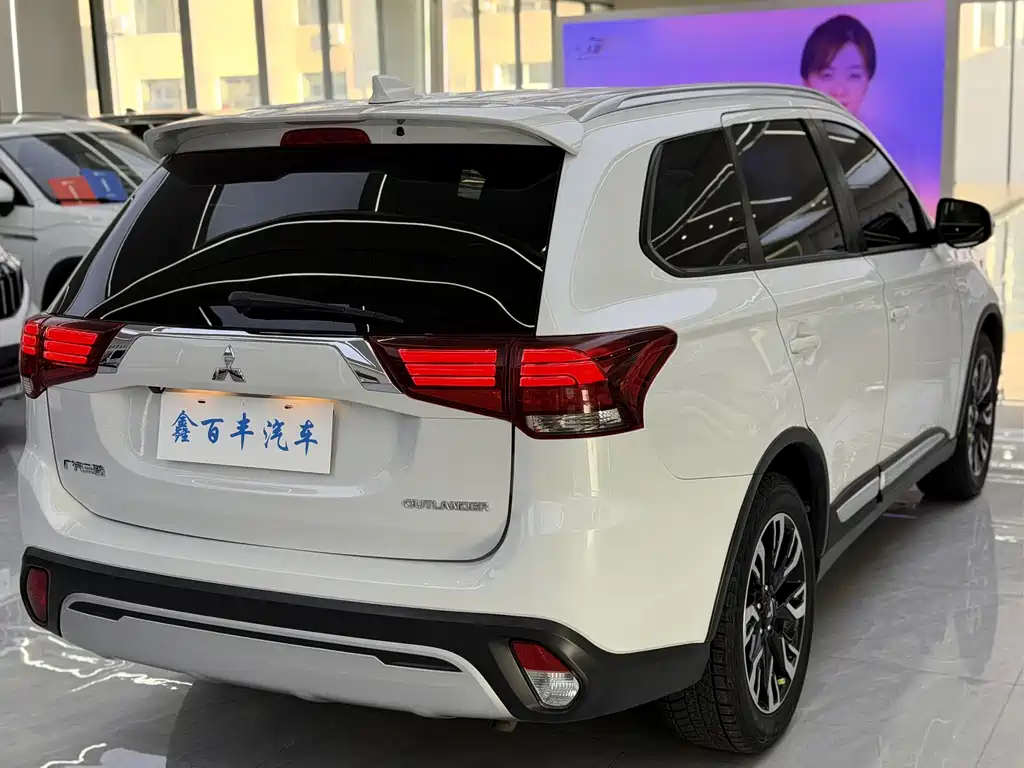 MITSUBISHI OUTLANDER