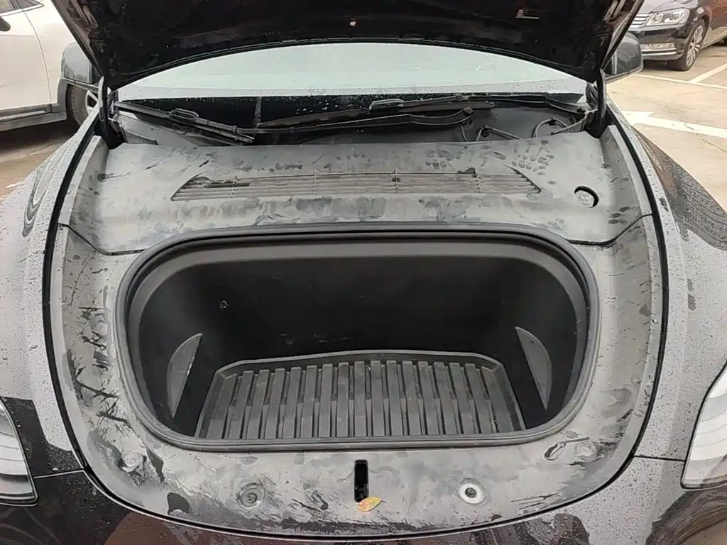 Tesla Model Y — миниатюра 20
