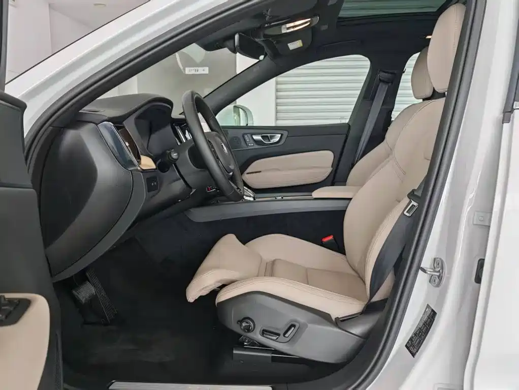 Volvo XC60 PHEV — миниатюра 8