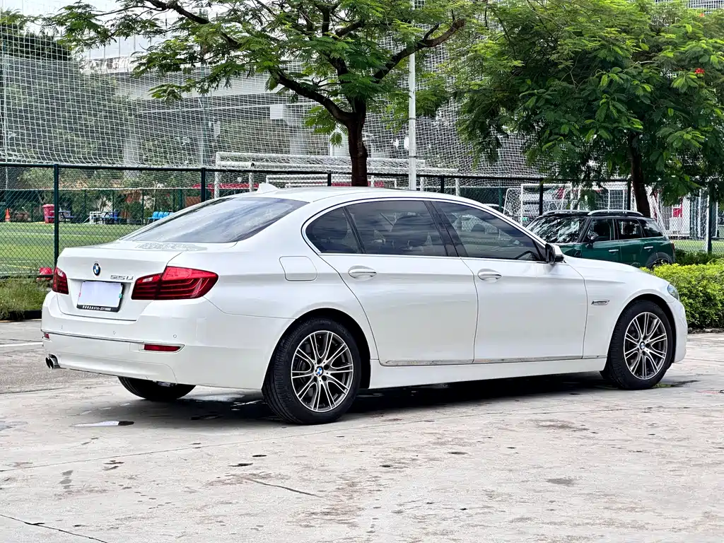 BMW 5 Series — миниатюра 4