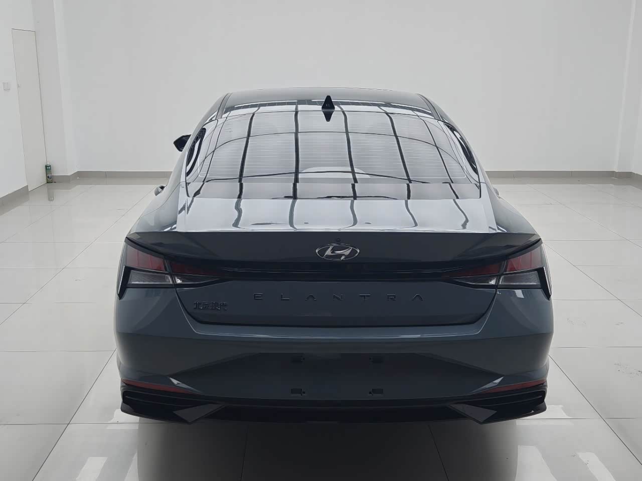 Hyundai Elantra 1.5 л 2023 г. Серебристо-серый, пробег 35000 км