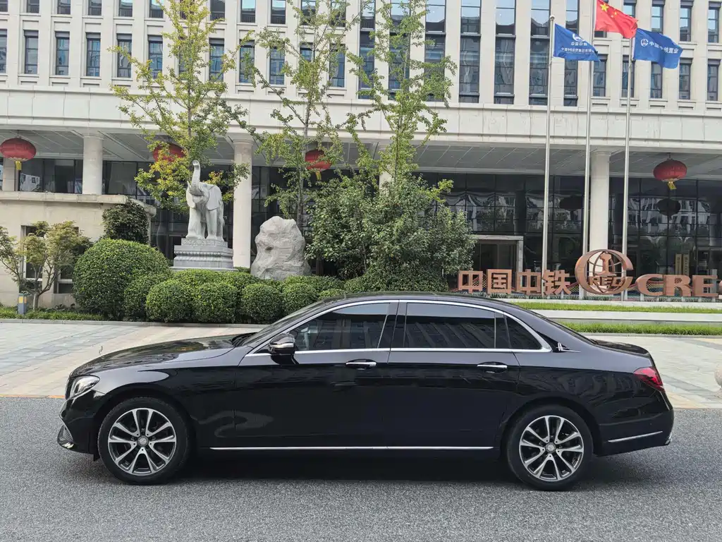 Mercedes-Benz E-Class — миниатюра 2
