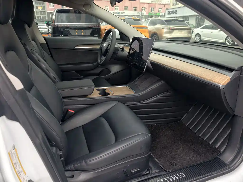 Tesla Model 3 — миниатюра 8